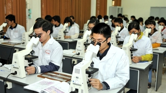 Students at Hanoi Medical University during practice. (Credit: NDO)