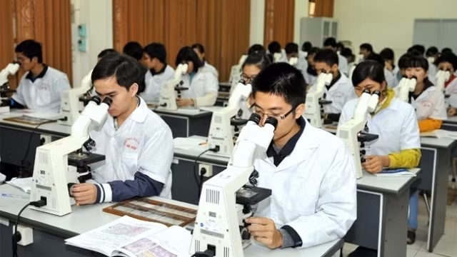 Students at Hanoi Medical University during practice. (Credit: NDO)