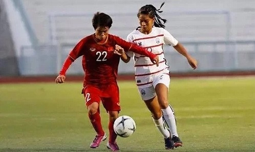Vietnam (in red) play a dominant game against Cambodia. (Photo: VFF)
