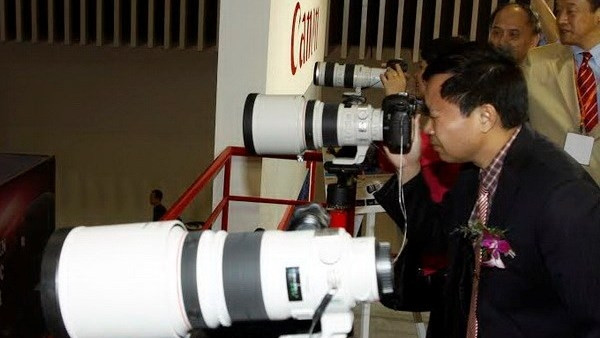 Visitors test out products at the exhibitions. (Credit: VNA)