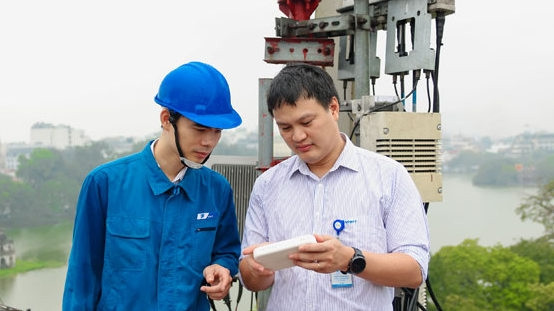 VNPT technicians are checking the 5G configuration in Hanoi.