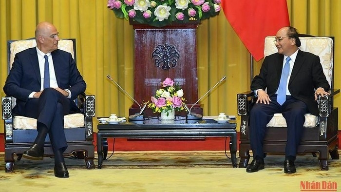 President Nguyen Xuan Phuc (right) receives Greek Foreign Minister Nikolaos Dendias. (Photo: NDO)