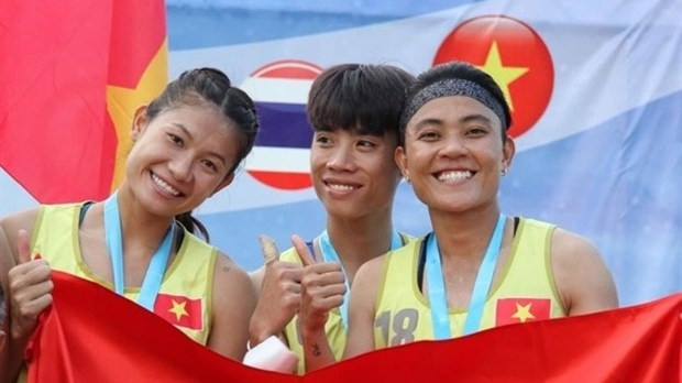 Vietnamese athletes pose for photos after winning the Asian Women’s Beach Handball Championship title on April 30 in Bangkok. (Photos of Asian Handball Federation)