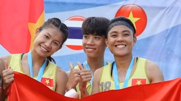 Vietnamese athletes pose for photos after winning the Asian Women’s Beach Handball Championship title on April 30 in Bangkok. (Photos of Asian Handball Federation)