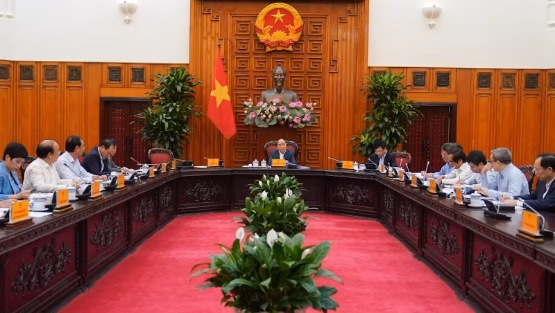 PM Nguyen Xuan Phuc speaking at the meeting. (Photo: NDO)