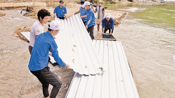Locals in Tra Tap Commune, Nam Tra My District, Quang Nam Province, get support to repair their houses after being hit by flooding last year. (Photo: Vinh Anh)