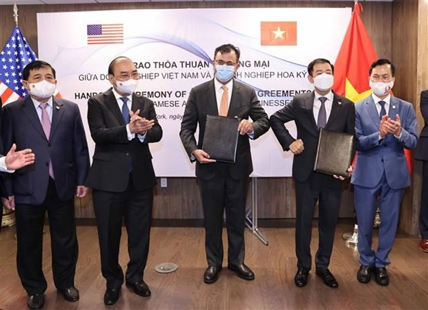 President Nguyen Xuan Phuc witnesses the signing of the cooperation agreement between Vingroup and Google Cloud. (Photo: VNA)