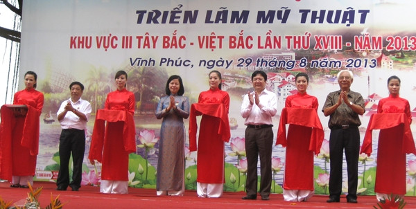 The ribbon cutting ceremony for the exhibition (Photo: vinhphuc.gov.vn)