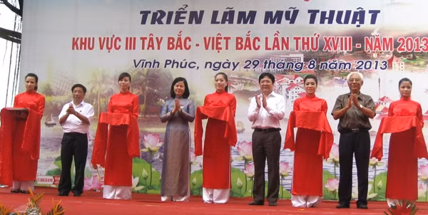The ribbon cutting ceremony for the exhibition (Photo: vinhphuc.gov.vn)