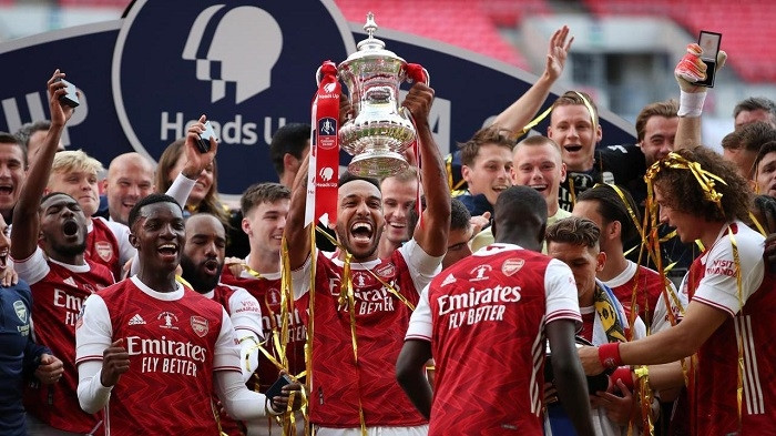 FA Cup Final - Arsenal v Chelsea - Wembley Stadium, London, Britain - August 1, 2020 Arsenal's Pierre-Emerick Aubameyang with teammates celebrate with the trophy after winning the FA Cup, as play resumes behind closed doors following the outbreak of the coronavirus disease. (Photo: Reuters)