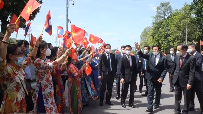 Lao Party General Secretary and State President Thongloun Sisoulith welcomed in Hanoi during his official friendship visit to Vietnam in late June 2021. (Photo: VNA)