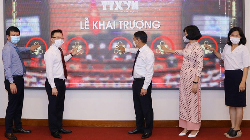 Delegates press the button to launch the website. (Photo: Van Diep)