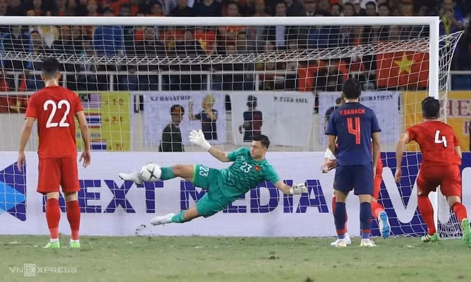 Vietnamese goalkeeper Dang Van Lam denies Thailand's penalty during their World Cup qualifying match on November 19. (vnexpress.net)