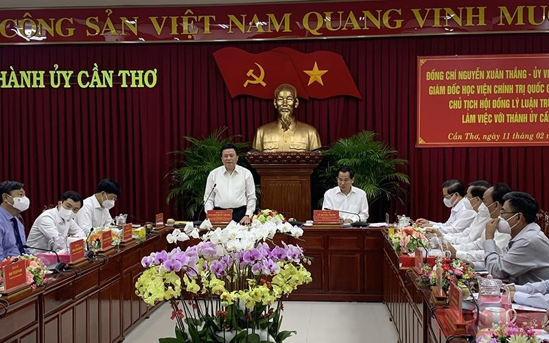 Politburo member Nguyen Xuan Thang speaks at the session.
