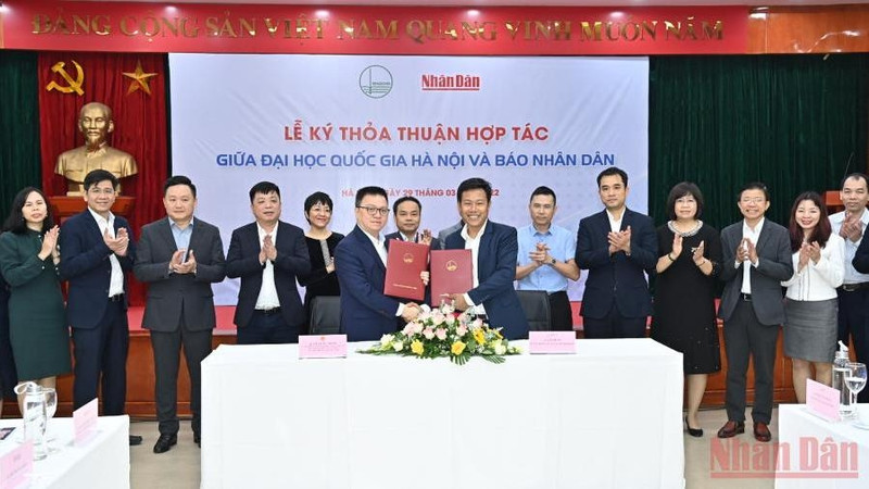 The signing ceremony between Nhan Dan Newspaper and the Vietnam National University (Photo: Dang Khoa)