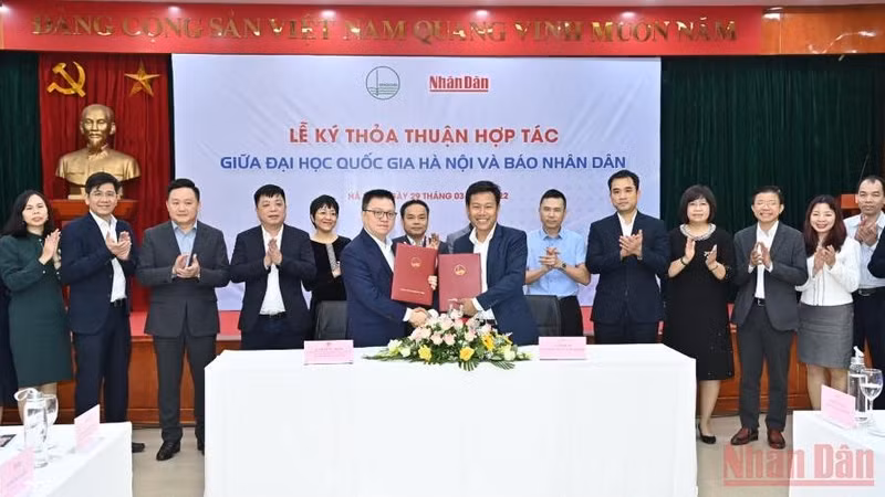 The signing ceremony between Nhan Dan Newspaper and the Vietnam National University (Photo: Dang Khoa)