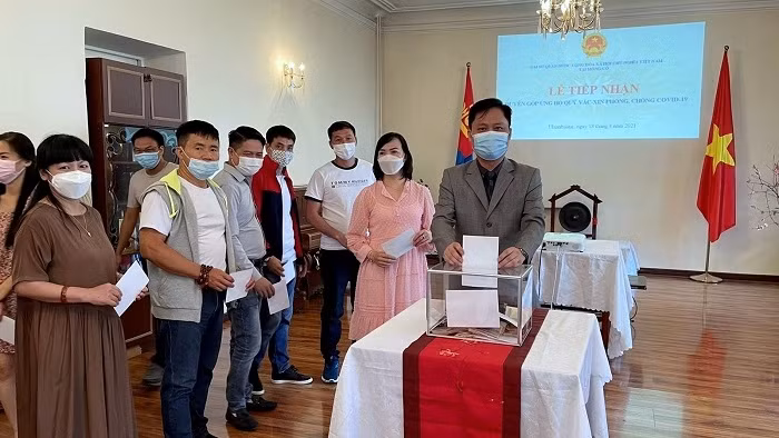 Staff from the Vietnamese Embassy in Mongolia along with overseas Vietnamese in the host country make donations to support COVID-19 prevention and control efforts in Vietnam. (Photo: Vietnamese Embassy in Mongolia)