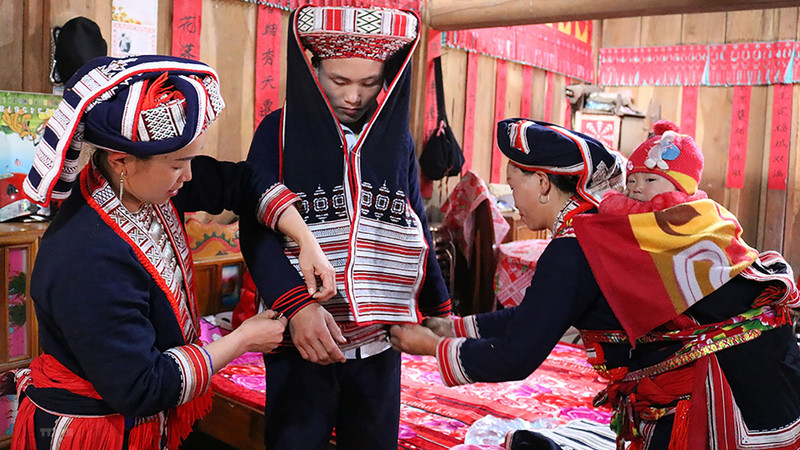Locals wear traditional costumes at a Red Dao wedding ceremony. (Photo: VNA)