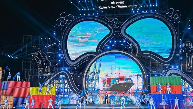 The opening scene of the Hai Phong Red Flamboyant Flower Festival. (Photo: DUY LINH)
