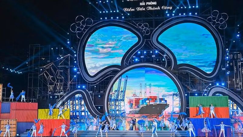 The opening scene of the Hai Phong Red Flamboyant Flower Festival. (Photo: DUY LINH)