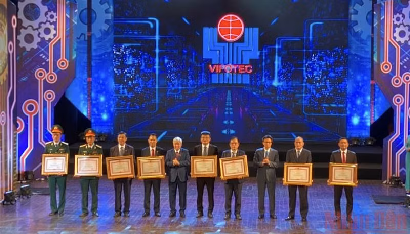 Secretary of the Party Central Committee (PCC) cum President of the Vietnam Fatherland Front Do Van Chien and Member of the PCC cum Deputy Prime Minister Vu Duc Dam present awards to authors and groups of authors with winning works. (Photo: NINH CO)