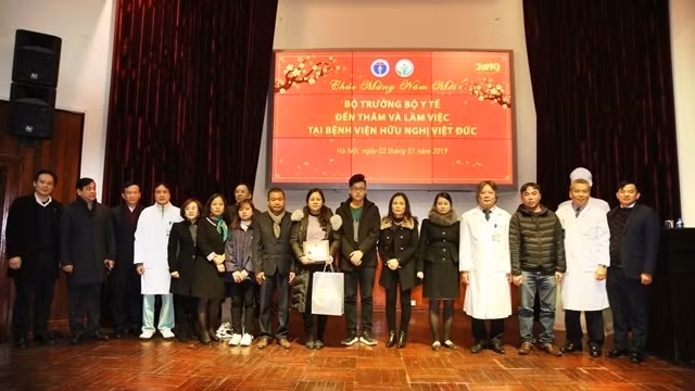 The “For People's Health” Medal presented to representatives of Duong Hong Quy's family to honour his humanitarian act in donating his organs after brain death to save other lives. (Photo: NDO/Thien Lam)