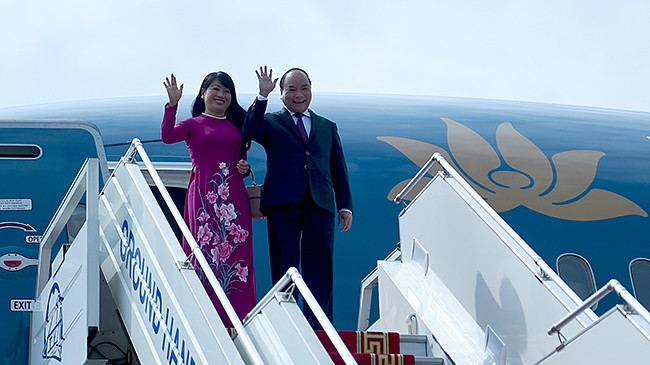 Prime Minister Nguyen Xuan Phuc and his wife at Chinggis airport in Ulan Bator on July 13 (Credit: VGP)