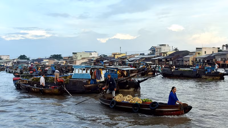 Cai Rang Floating Market is located on the Cai Rang River, near Cai Rang Bridge, about 6km from downtown Can Tho and 30 minutes by boat from Ninh Kieu Wharf in Can Tho City.