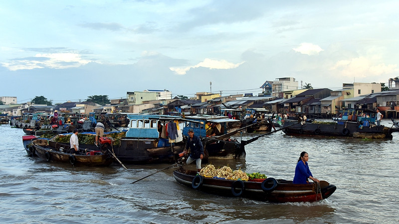 Cai Rang Floating Market is located on the Cai Rang River, near Cai Rang Bridge, about 6km from downtown Can Tho and 30 minutes by boat from Ninh Kieu Wharf in Can Tho City.