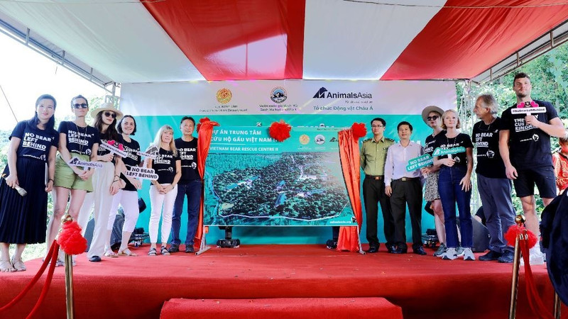 The ceremony to introduce the bear rescue centre at Bach Ma National Park.