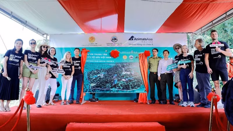 The ceremony to introduce the bear rescue centre at Bach Ma National Park.
