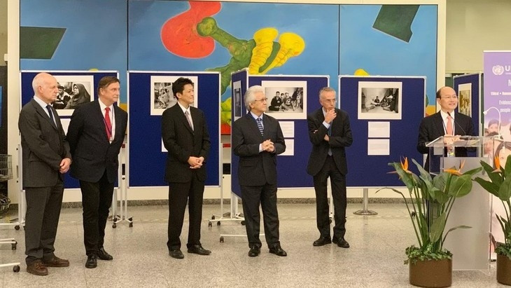 Vietnamese Ambassador Le Dung speaking at the exhibition (Photo: VNA)