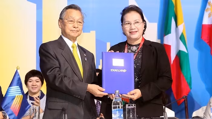 National Assembly Chairwoman Nguyen Thi Kim Ngan (R) receives the token of the AIPA 41 Chairmanship from Speaker of the House of Representatives of Thailand Chuan Leekpai, Chair of AIPA 40, on August 29, 2019. (Photo: VNA)
