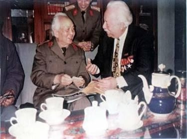 General Vo Nguyen Giap receiving Kostas Sarantidis-Nguyen Van Lap in March, 1996.
