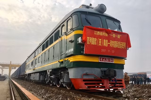 Vietnam Railways (VNR) and China Railway (CR) jointly held a ceremony to welcome the container block train at Dong Dang Station in Vietnam’s northern province of Lang Son, November 2017.