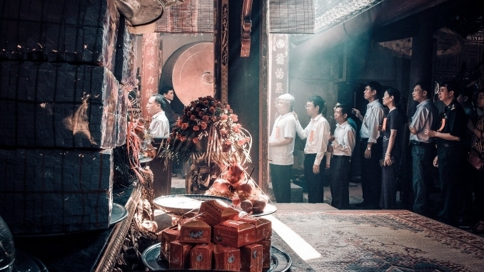 Participants at the incense offering ceremony (Photo: phapluatplus.vn)