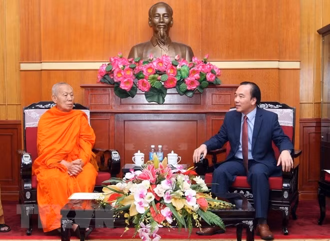 VFF Vice President Ngo Sach Thuc receives Most Venerable Veth Masenay in Hanoi on August 17. (Photo: VNA)
