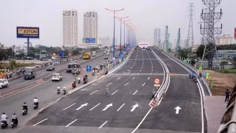 The Saigon 2 Bridge is reserved for vehicles travelling from Binh Thanh District to District 2.