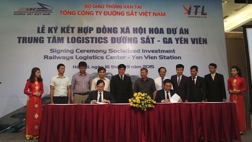 At the signing ceremony (VNA)