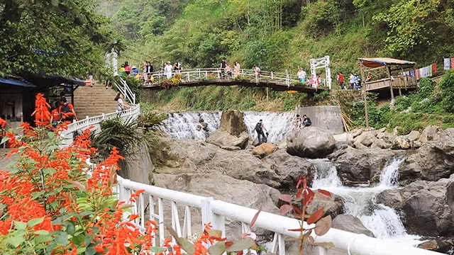 Si Bridge, which was built above the confluence of three streams Tien Sa, Vang, and Bac. 