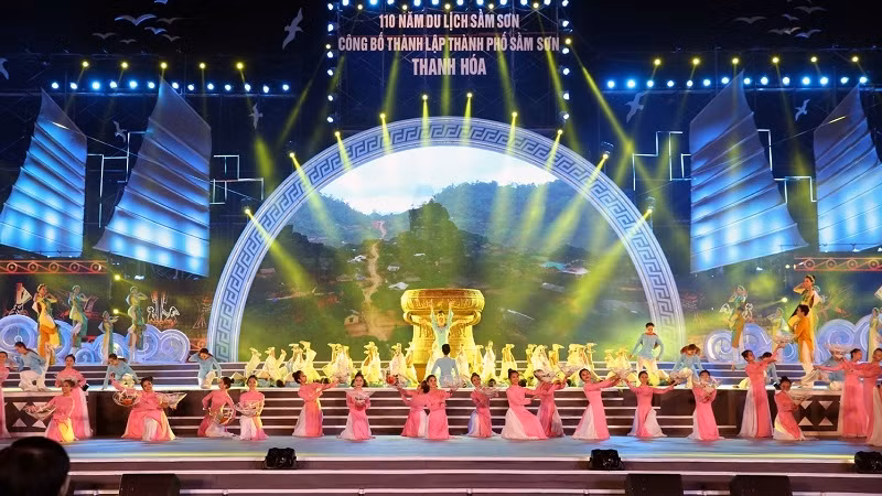 The ceremony to mark 110 years since Sam Son was opened to tourism