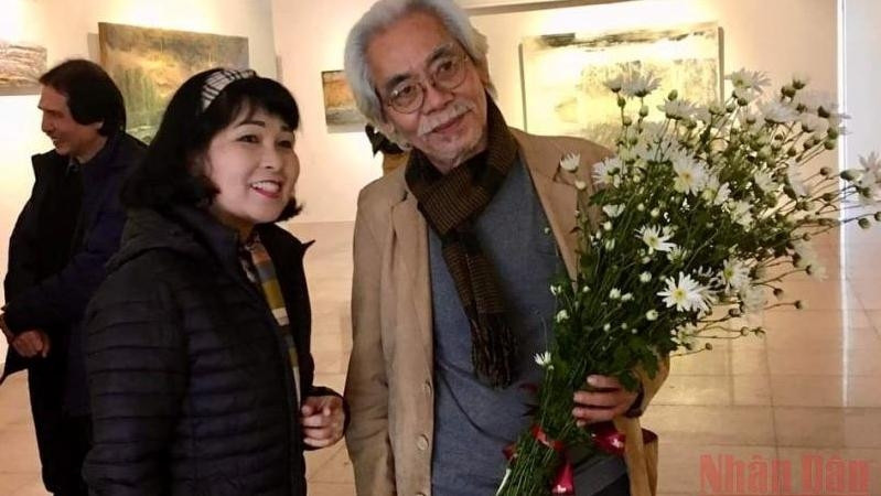 Painter Ca Le Thang (R) at the opening ceremony of the exhibition (Photo: NDO/My Hanh)