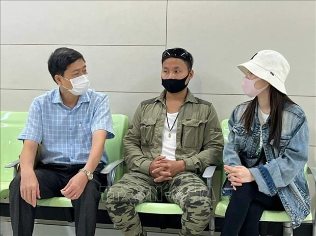 Hoang Minh Hai, the first secretary in charge of citizen protection at the Vietnamese Embassy in Thailand meets relatives of the victim (Photo: VNA) 
