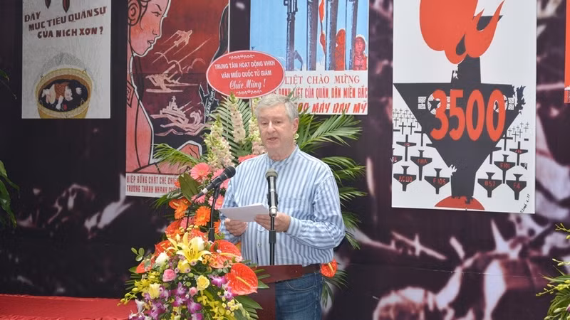American anti-war prisoner sergeant Robert P. Chenoweth speaking at the opening ceremony of the ‘Finding Memories’ exhibition in Hanoi on November 29, 2017. (Photo: hoalo.vn)