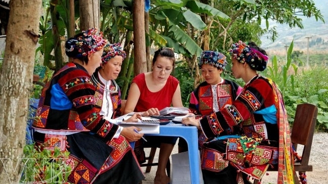 A Craft Link expert teaches ethnic women how to calculate the prices of products. (Photo: Craft Link)