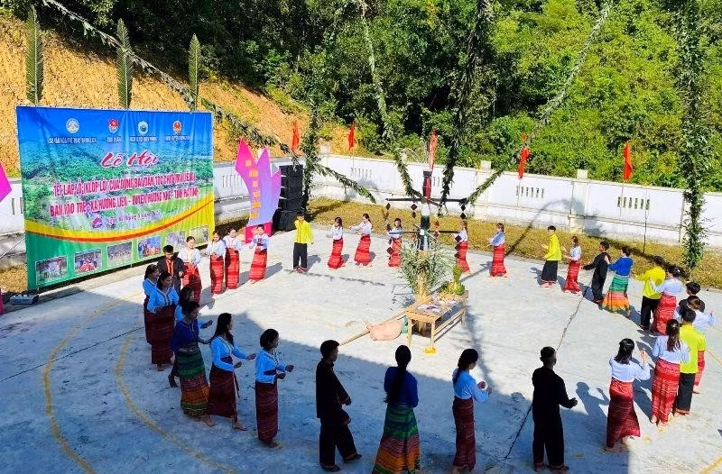 This year's ritual was bustling with folk songs, dances and sports activities, attracting the participation of people from both inside and outside Rao Tre Village.