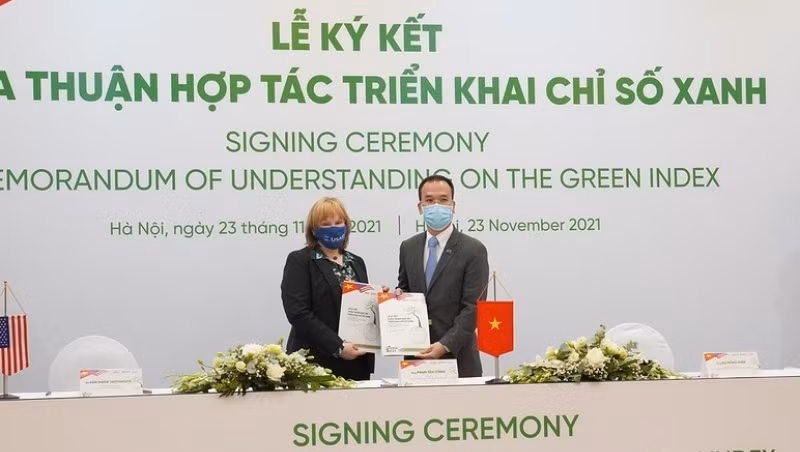 The VCCI and Suntory PepsiCo Vietnam sign the MoU on the Green Index.