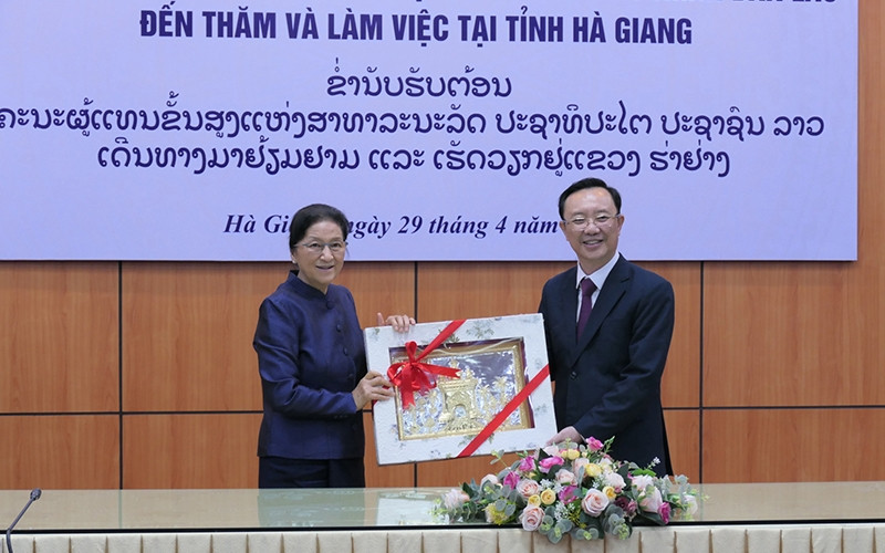 The Lao Vice President presents a gift to Ha Giang province.