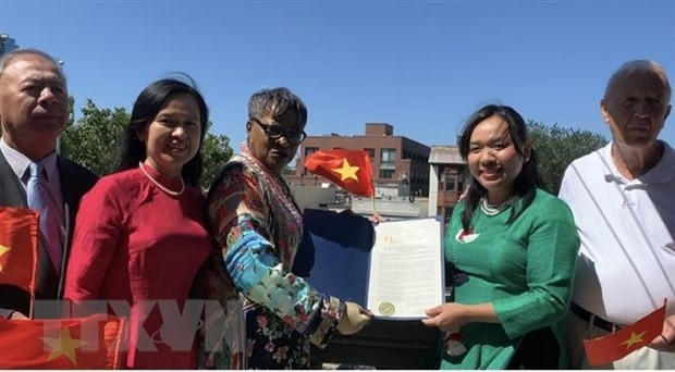 City Council President Joyce Waterman presents Consul Dinh Phuong Mai with a statement signed by Mayor Steven Fulop stating that on September 2, 2021, Jersey City has honoured Vietnam’s National Day (Photo: VNA)