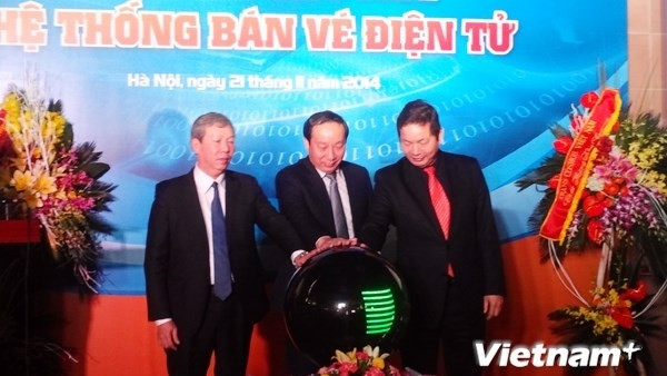 Vietnam Railways launches its e-ticket booking system at the Hanoi Railways Station on November 21 (Photo: VNA)